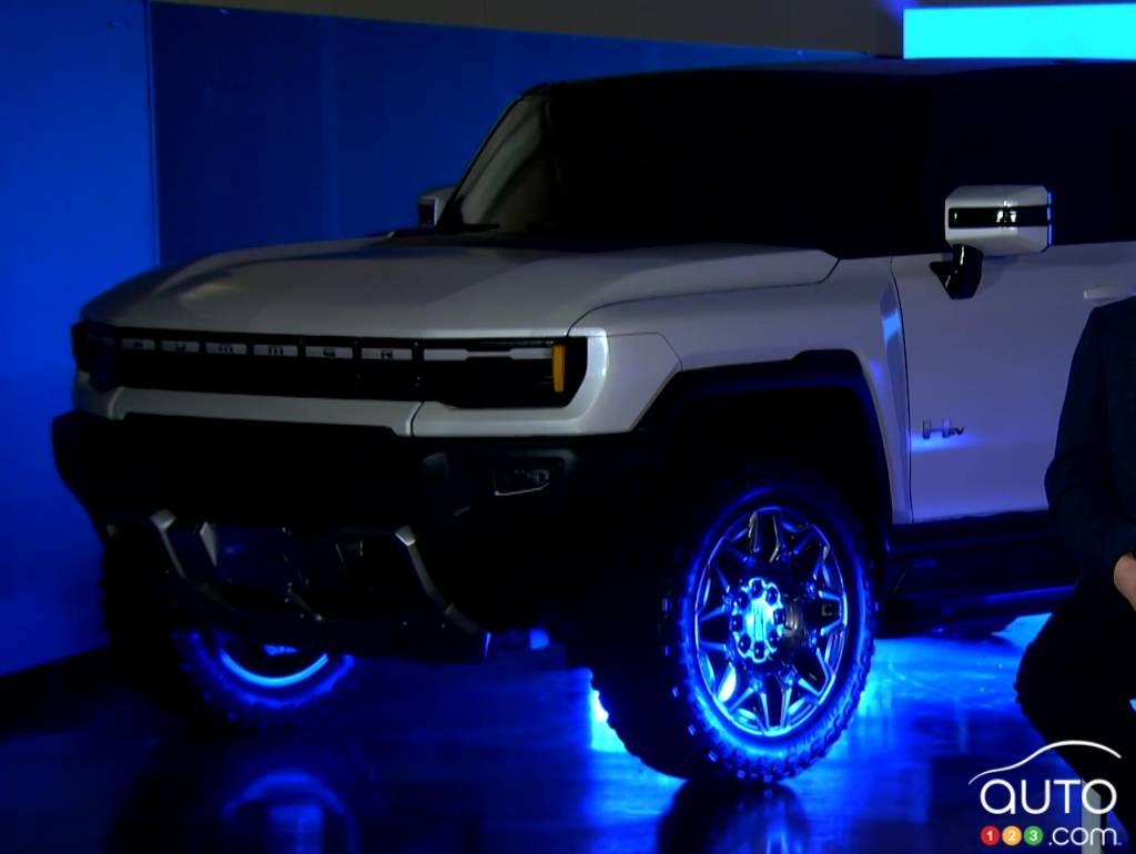 Le GMC Hummer, version utilitaire, en arrière-plan